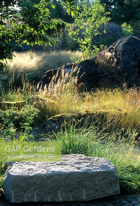 Plantation de style prairie naturelle avec des herbes et des roches naturelles - Villa Eketop, Suède