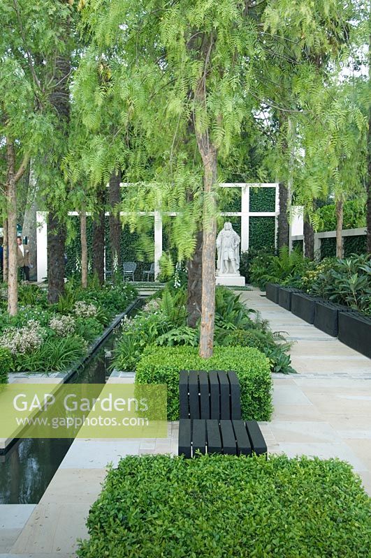 Jardin moderne avec élément d'eau marginal conçu par Robert Myers - Le Cadogan Garden RHS Chelsea Flower Show 2008