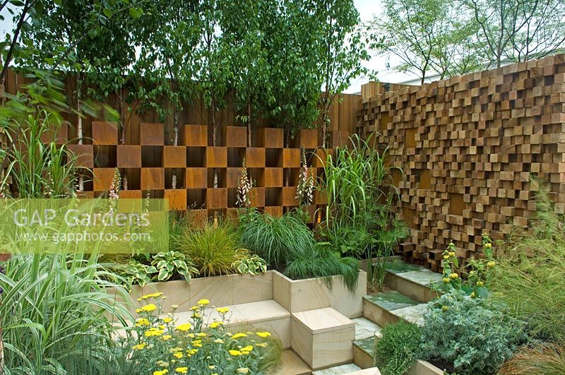 Écrans à carreaux avec arbres et coin salon - Le jardin verdoyant de Pemberton, RHS Chelsea Flower Show 2008