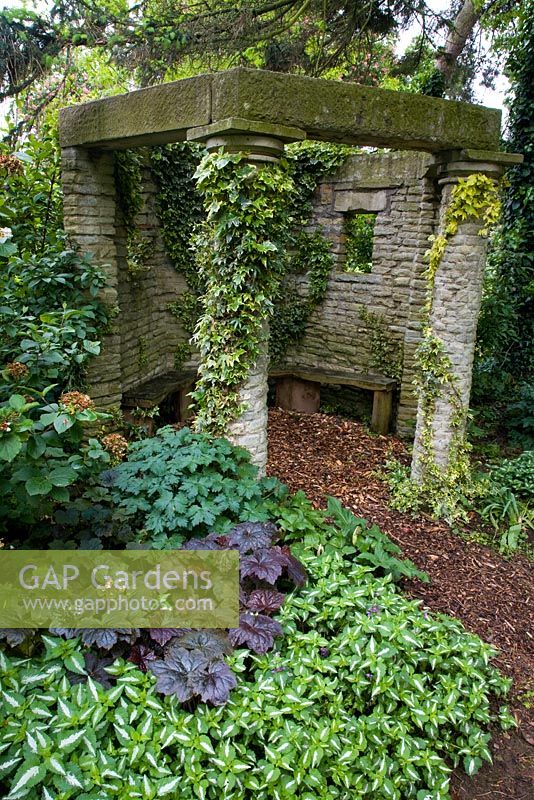 Lamium, Heuchera et Geranium comme couvre-sol à l'ombre par une tonnelle en pierre - Dewstow Hidden Gardens and Grottos