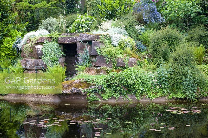 Gotto à côté de l'étang de baignade à Dewstow Hidden Gardens and Grottos