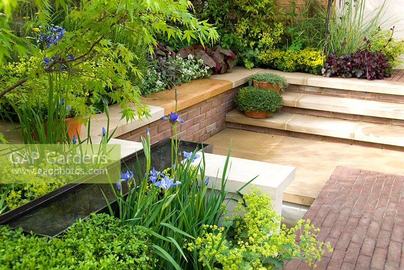 RHS Chelsea Flower Show 2008 - Plan d'eau et terrasse conçus par Adam Frost 'A Welcome Sight'