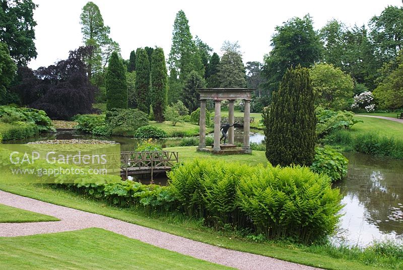 Le jardin du temple au château de Cholmondeley, Cheshire