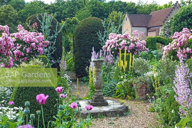 Le cadran solaire entouré de fleurs d'été en juin - Chenies Manor Gardens