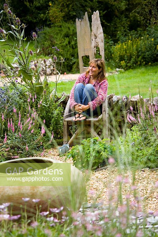 Clare Matthews est assise sur le trône dans son jardin de gravier dans le Devon