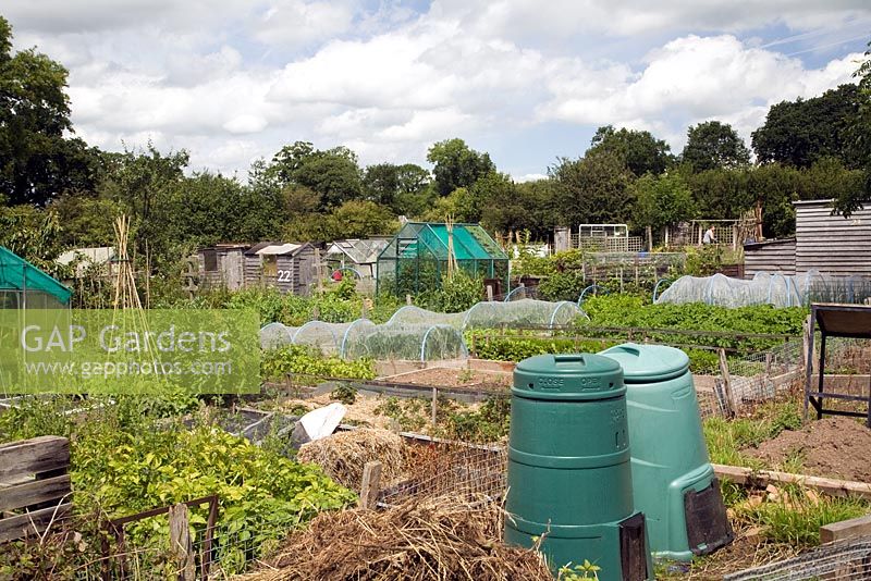 Divers sheads, serres, bacs à compost, parcelles végétales sur les allotissements à Little Haywood, Staffordshire