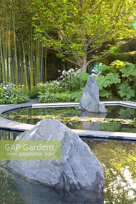 Jardin d'eau avec chemin de pierre incurvé et rochers - The Daily Telegraph Garden, Design - Arabella Lennox-Boyd, sponsor - The Daily Telegraph, médaillée d'or