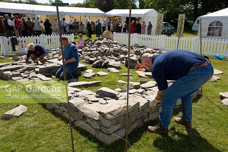 Démonstration de murs en pierre sèche Le Festival Holker, Holker Hall, Cumbria