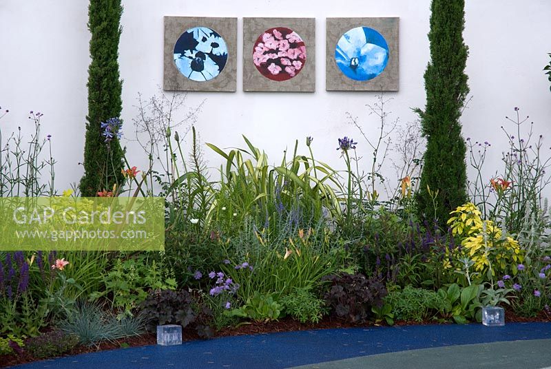 Parterre de fleurs vivace mixte avec des tentures murales extérieures - La durabilité peut être un jardin sexy - Hampton Court Flower Show 2008