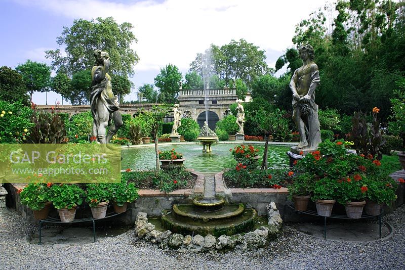 Jardin italien du XVIIIe siècle avec des statues représentant des divinités grecques et romaines - Palazzo Pfanner, Lucca, Tusacany, Italie