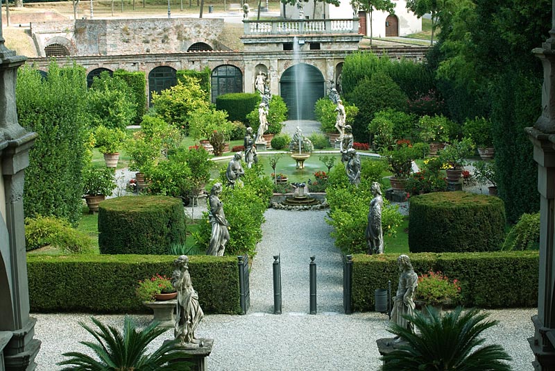 Jardin italien du XVIIIe siècle avec des statues représentant des divinités grecques et romaines - Palazzo Pfanner, Lucca, Toscane, Italie