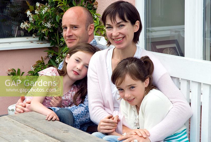 Famille - Sue Townsend le concepteur de jardin, Andrew Turner son mari et ses filles Ella l'aînée et Kitty