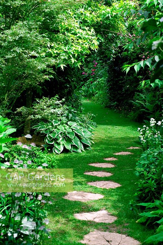 Sentier du tremplin entre les parterres de fleurs - Les Jardins d ' Angélique, France