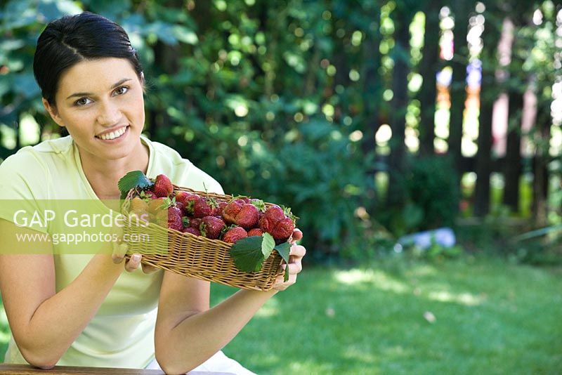 Séance femme, tenue, panier fraises