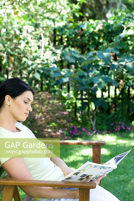 Séance femme, lecture, dans jardin