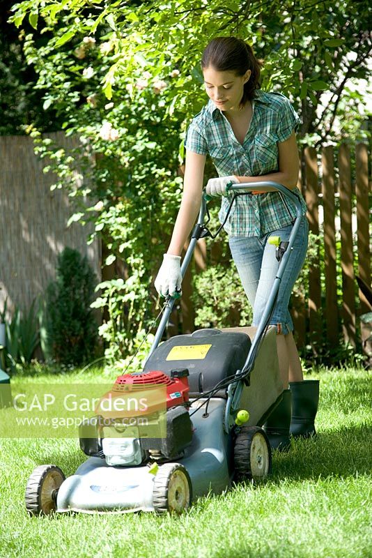 Femme, faucher pelouse