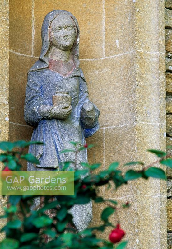 Statue de la vierge dans une niche sur la façade du cloître à Iford Manor