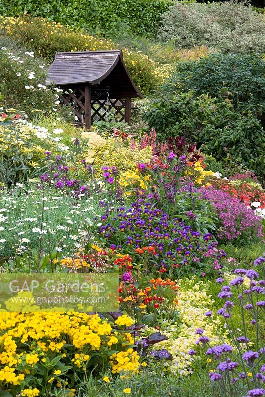 Parterre de fleurs mélangées à Little Larford Cottage dans le Worcestershire