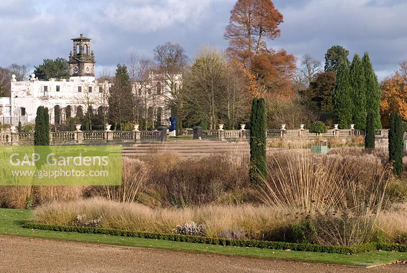 Abandonné Trentham Hall et jardins italiens récemment restaurés avec des parterres de graminées ornementales et vivaces avec des colonnes d'ifs irlandais en automne, Trentham Gardens, Staffordshire