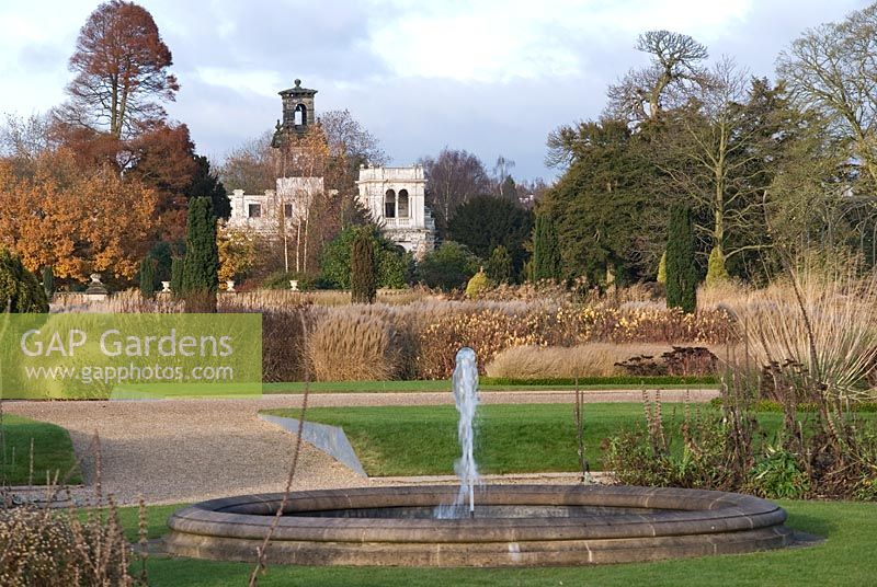 Abandonné Trentham Hall et les jardins italiens récemment restaurés avec des parterres de graminées ornementales et vivaces, des colonnes d'ifs irlandais et une piscine circulaire avec fontaine - Trentham Gardens, Staffordshire