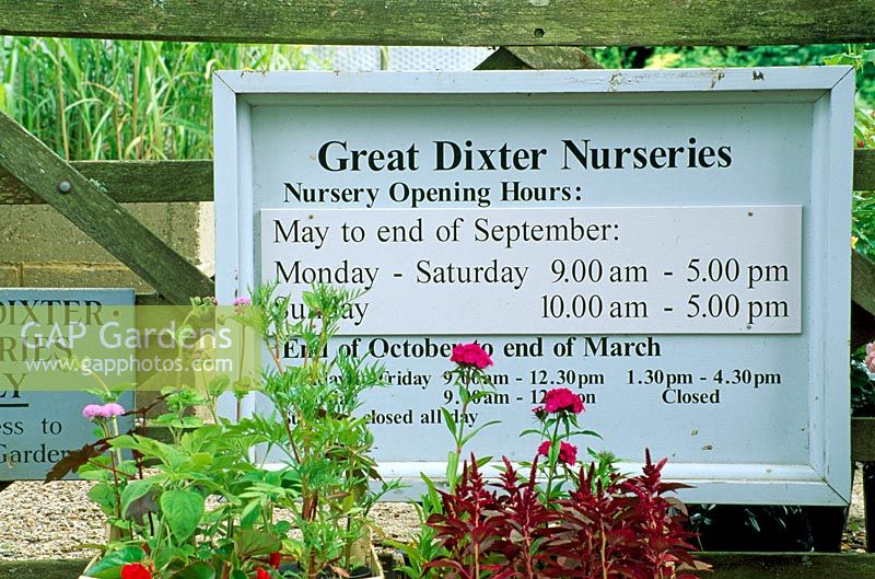 Inscrivez-vous avec les heures d'ouverture sur la porte - Great Dixter Nursery, East Sussex