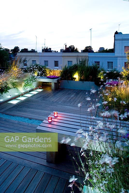 Terrasse en terrasse la nuit avec éclairage LED et gravier de verre bleu - Roof Garden, Holland Park, Londres
