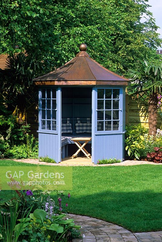 Pavillon peint en bleu dans le jardin 'Family Retreat' au RHS Hampton Court Flower Show