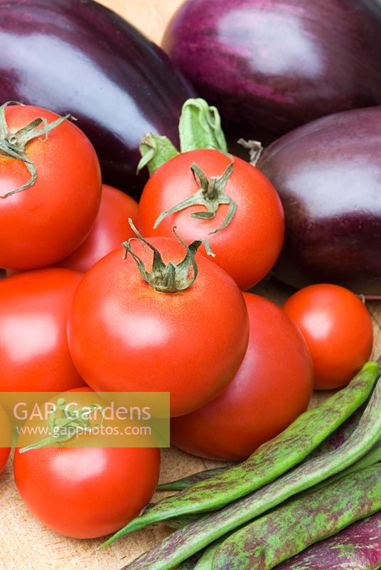 Tomates fraîchement cueillies avec aubergine et haricots grimpants Borlotto français