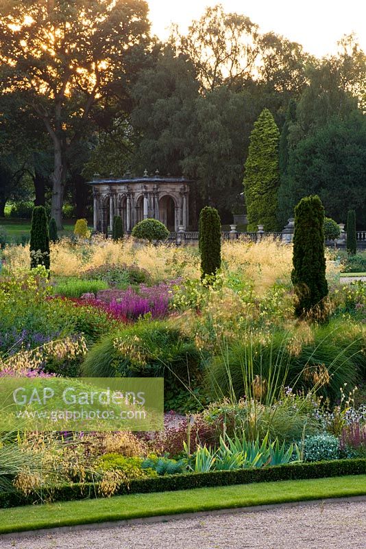 Loggia restaurée et Stipa gigantea dans les jardins italiens - les jardins formels inférieurs - Trentham Gardens, Staffordshire