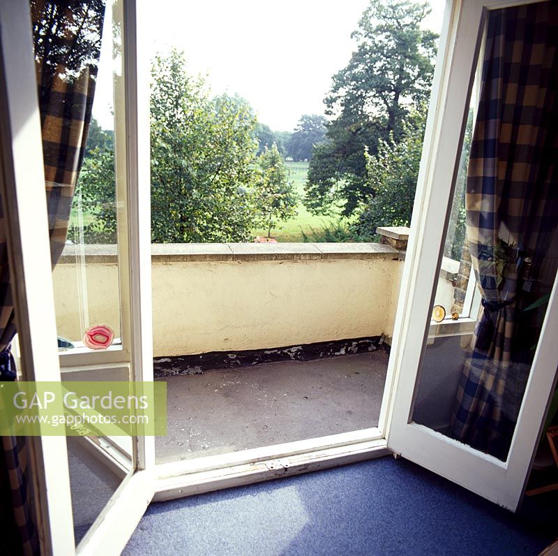 Balcon de Londres avec portes françaises avant le relooking