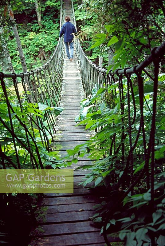 Un pont de corde enjambe un ravin profond - Les Jardins de Quatre-Vents, Québec