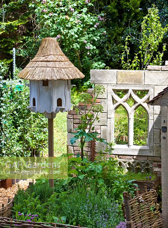 The Pilgrims Rest Garden, parrainé par 1066 Country - Médaillé de Flore Doré Argent pour Courtyard Garden au RHS Chelsea Flower Show 2009