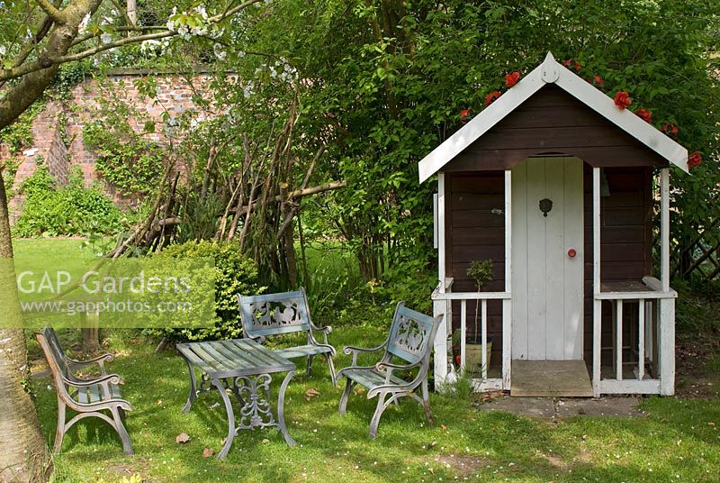 Wendyhouse en bois avec table et chaises pour enfants - Poulton Hall, jardin NGS, Cheshire