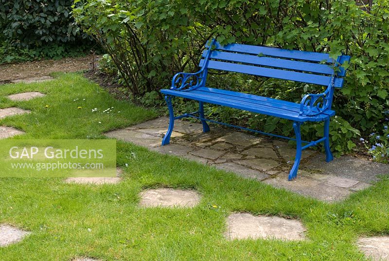 Banc bleu et chemin tremplin - Poulton Hall, jardin NGS, Cheshire