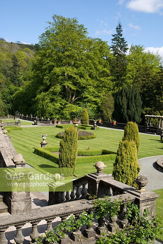 Balustrades, urnes, parterres géométriques à bords arrondis et ifs sculptés dans le jardin en terrasse à Rydal Hall, Cumbria