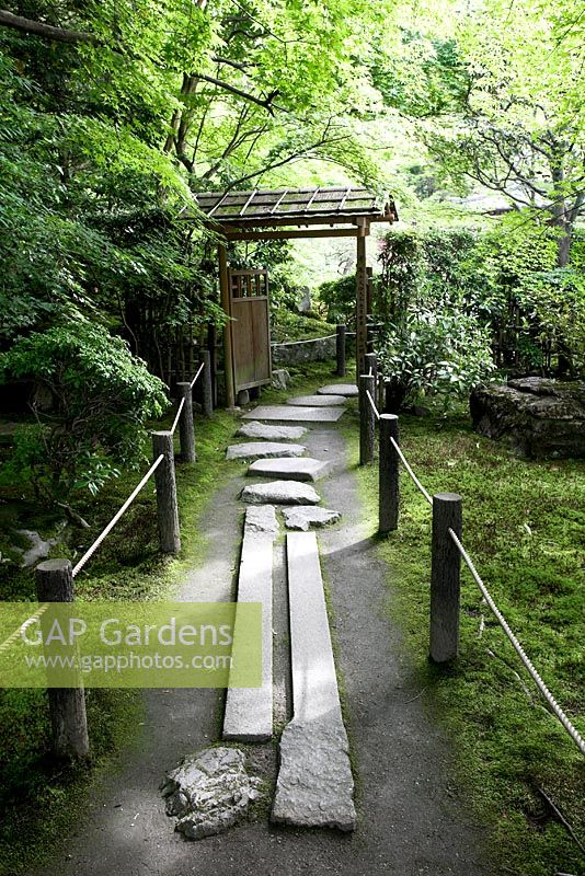 Chemin de pierre dépareillé, Nanzen-ji, Kyoto, Japon