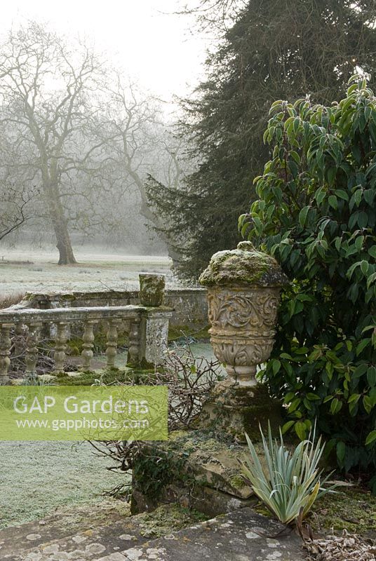 Urne en pierre et balustrades menant à la rivière, Heale House Gardens, Wiltshire, en gel