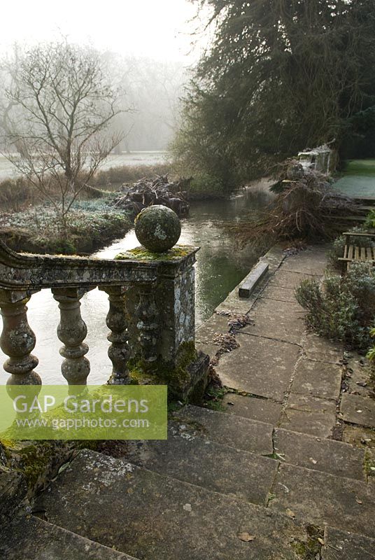 Balustrades en pierre et marches menant à la rivière, Heale House Gardens, Wiltshire en gel