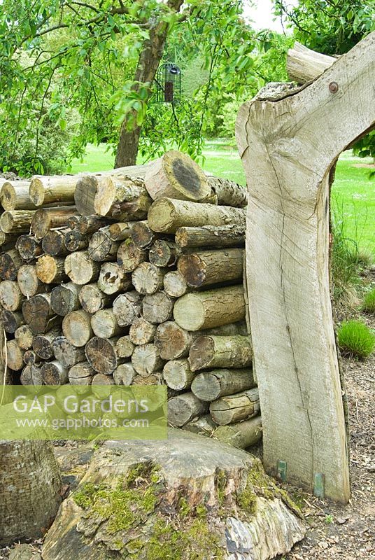 Mur de bois sur le bord du jardin de l'éducation - Sir Harold Hillier Gardens / Hampshire County Council, Romsey, Hants, UK