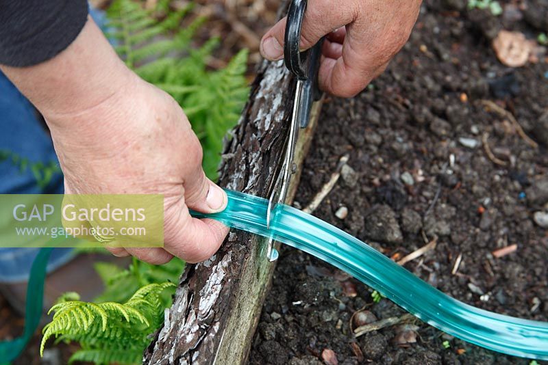 Système d'arrosage de jardin - Étape 3 - Coupez le tuyau d'infiltration à la longueur