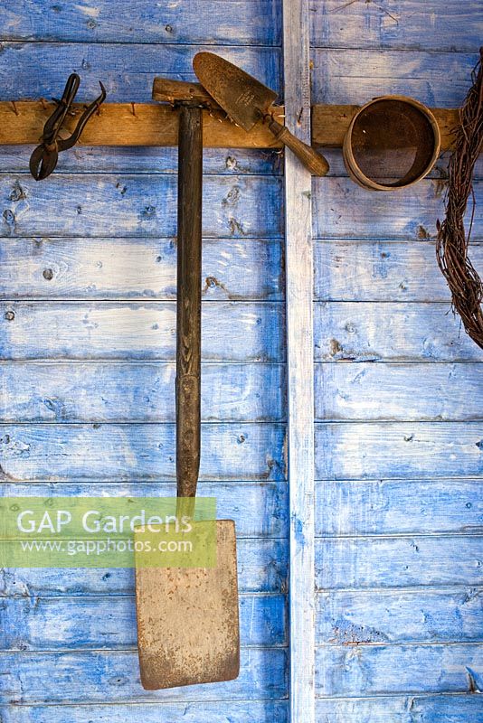 Vieux outils de jardinage dans le hangar de mise en pot victorien, RHS Harlow Carr
