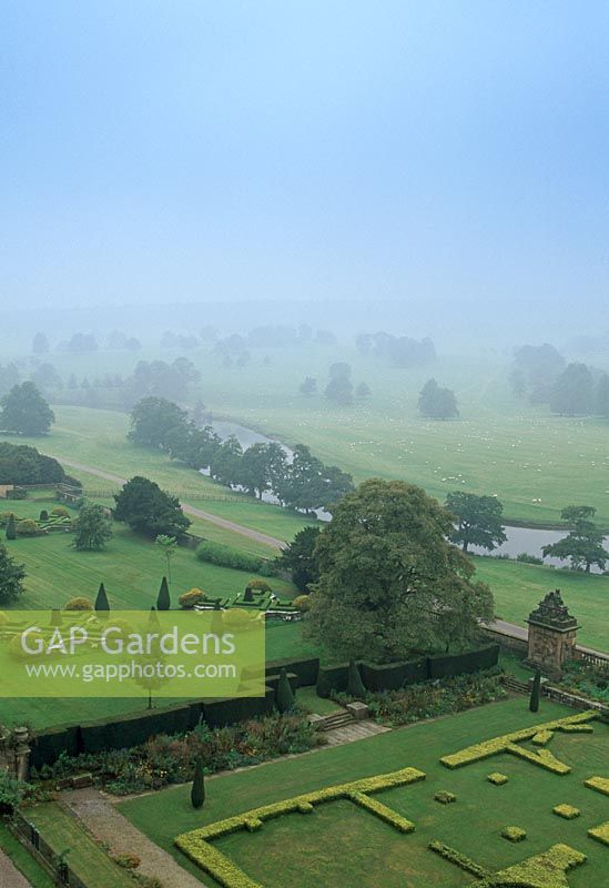 Vue sur une partie du jardin de l'Ouest et le plan de la maison Chiswick prises du haut de la maison - Chatsworth House, Derbyshire.