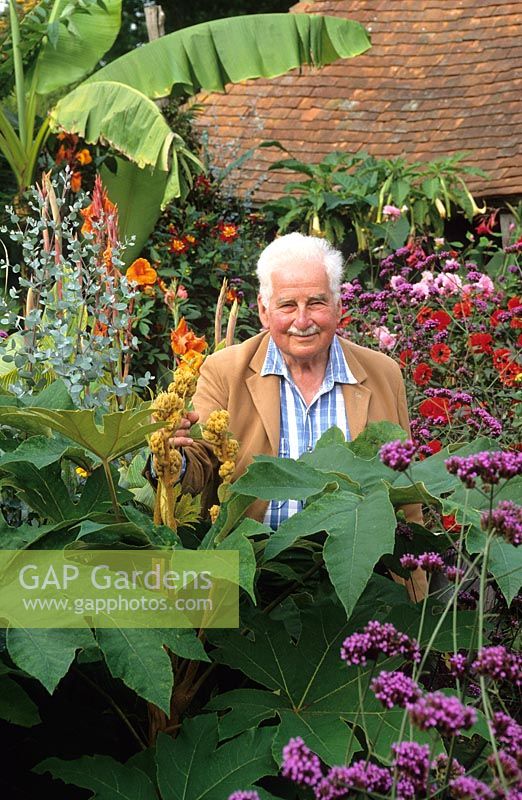 Christopher Lloyd parmi les plantes de son jardin exotique à Great Dixter