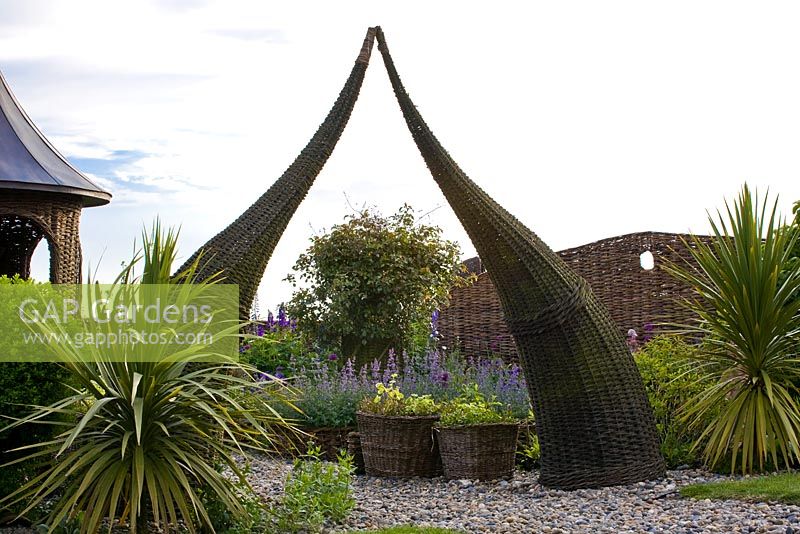 Jardin avec arcade sculptée - Brampton Willows