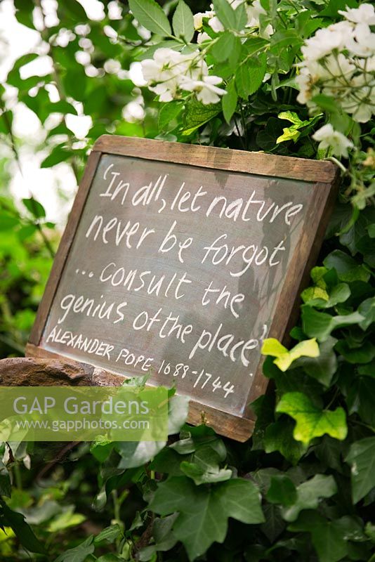 Cours de jardinage. Une partie du cours montrant une citation sur un tableau noir reflétant ce que nous pensons être un jardin.