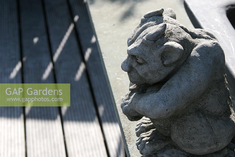 Sculpture de gargouille sur la terrasse du toit en été.