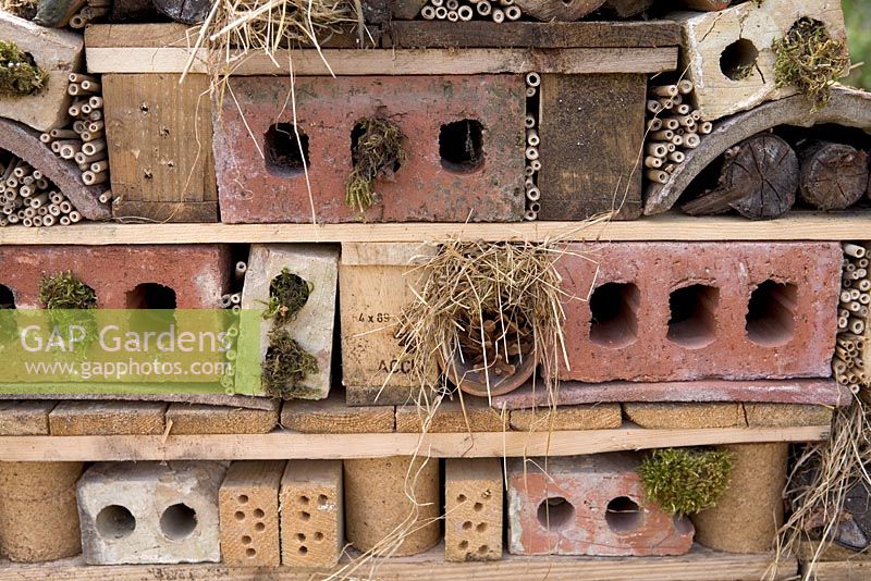 Maison de la faune faite de briques recyclées, de bois et de paille, Life Cycle Garden, médaillée d'or, Hampton Court Flower ShowDesigner - Elaine Hughes