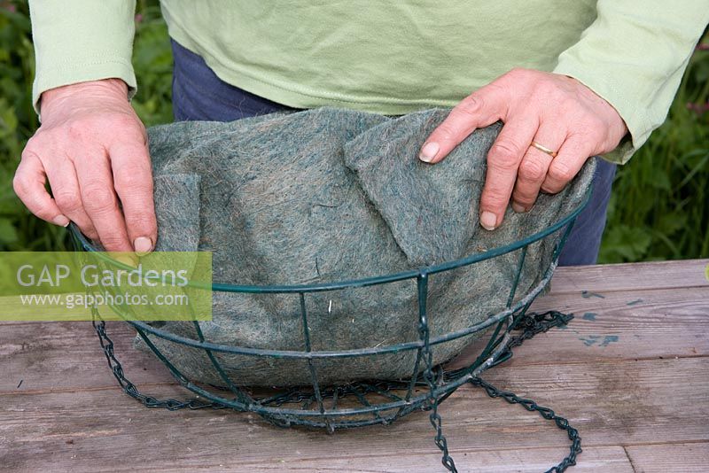 Planter un panier suspendu - doubler un panier avec un revêtement en fibre