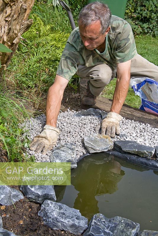 Projet d'étang de jardin - étape par étape - ajout de gravier entre le revêtement et les pierres de bordure