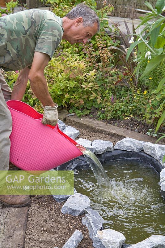 Projet d'étang de jardin - étape par étape - ajout d'eau